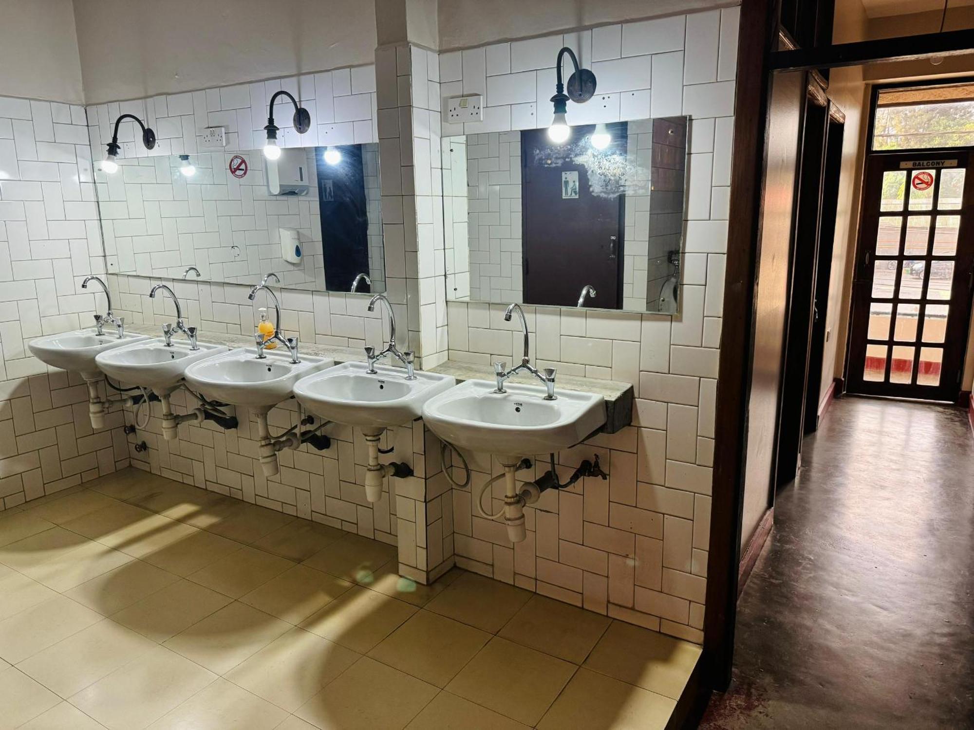 Arusha Backpackers Hotel Екстер'єр фото
